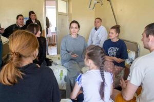 Angelina Jolie visitó Ucrania, y vivió un momento angustiante por una amenaza de bombardeo que se registró