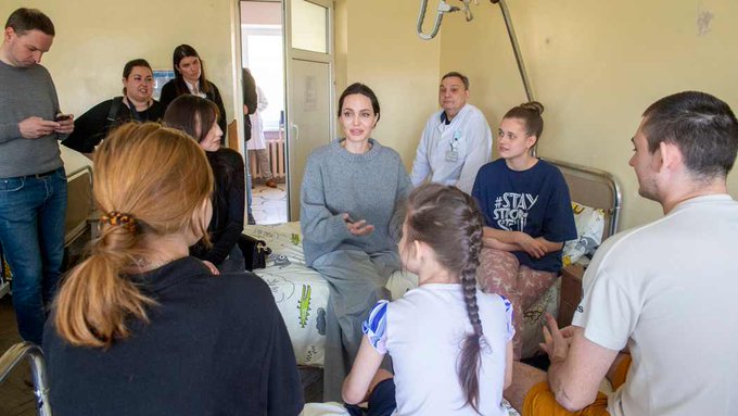 Angelina Jolie visitó Ucrania, y vivió un momento angustiante por una amenaza de bombardeo que se registró
