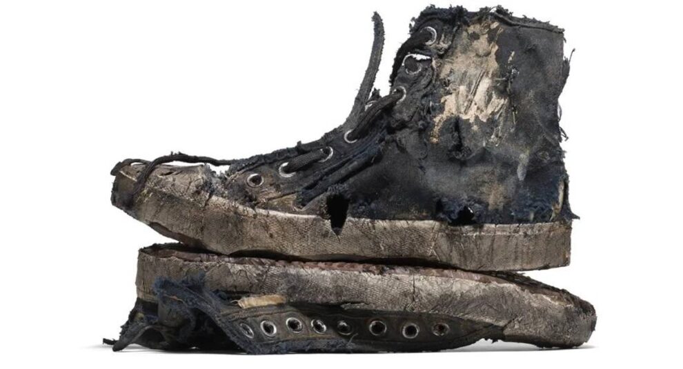 Campaña de Balenciaga muestra su nueva colección de zapatos “extra destruidos”