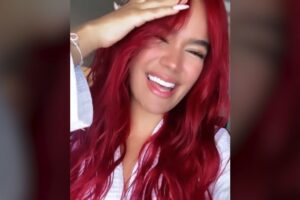 Karol G enciende las redes sociales al mostrarse con su cabellera roja