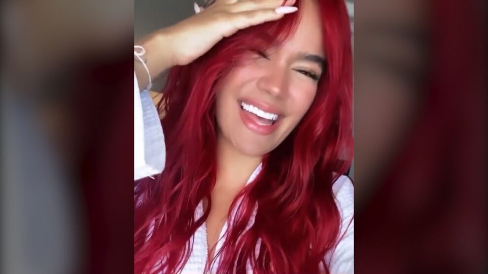 Karol G enciende las redes sociales al mostrarse con su cabellera roja