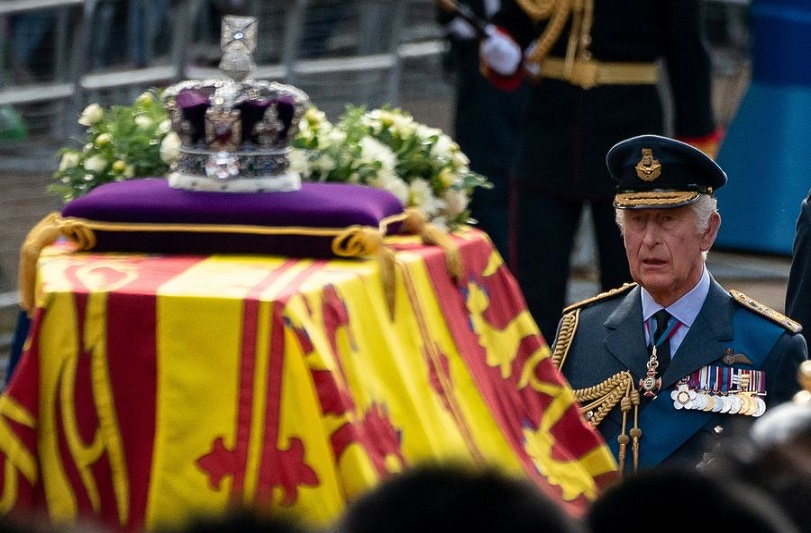 Rey Carlos III conmovido por el afecto del mundo tras la muerte de Isabel II - FOTO