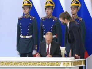 Putin firma tratado de adhesión