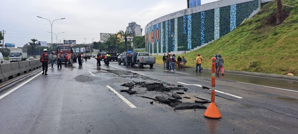 Paso en la autopista Francisco Fajardo ha sido restringido por trabajos de reparación