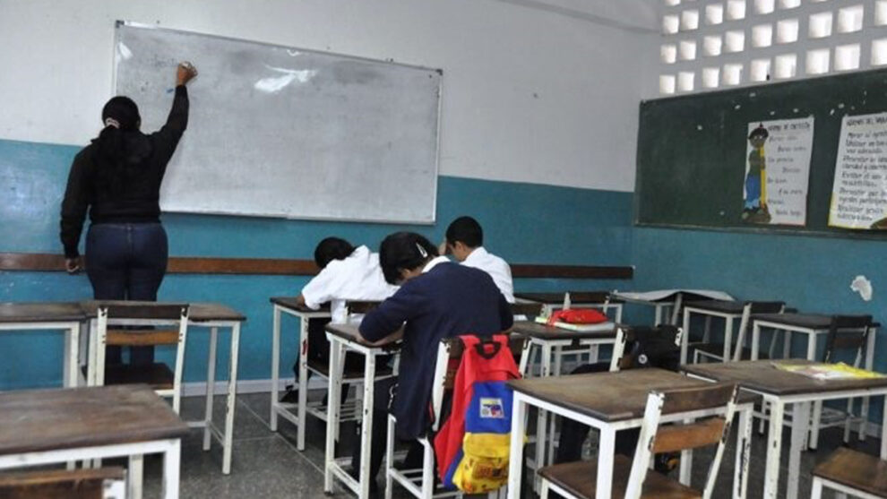 Yelitze Santaella informó que se encuentran monitoreando las instituciones educativas del país