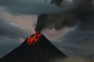 ¡Alerta en Ecuador! Expertos advierten posible caída de ceniza del volcán Sangay - FOTO