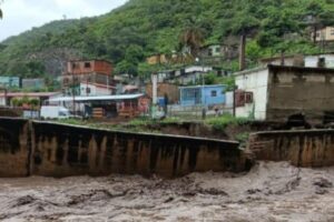 Lluvias continúan causando estragos, en Anzoátegui dejan 1 fallecido