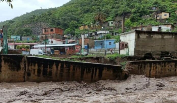 Lluvias continúan causando estragos, en Anzoátegui dejan 1 fallecido