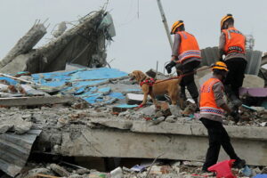 Isla Java, Indonesia sufre los estragos causados por un sismo de magnitud 5,6 ocurrido este 21Nov