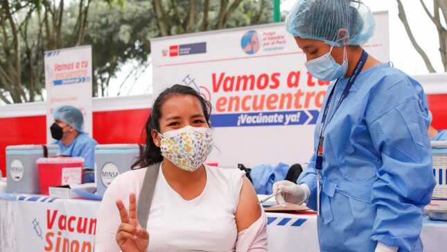 Perú estudia la posibilidad de volver al uso de mascarilla, tras el alza en casos de covid-19