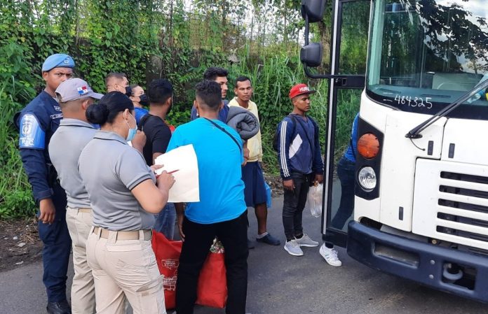 Regresan a Venezuela más de 100 migrantes provenientes de Panamá
