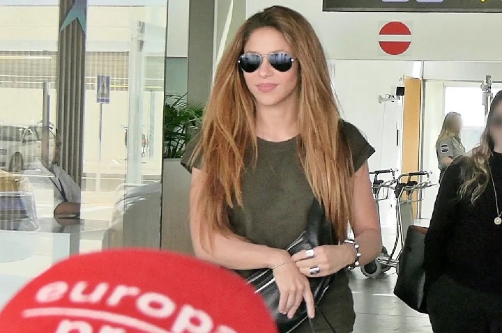 Shakira con maletas