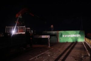 Puente internacional de Tienditas está siendo despejado de los contenedores que impiden el acceso vial
