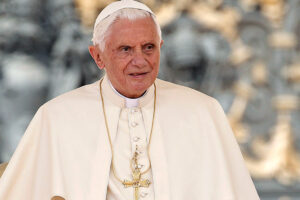 Benedicto XVI se encuentra delicado de salud, informó el Vaticano