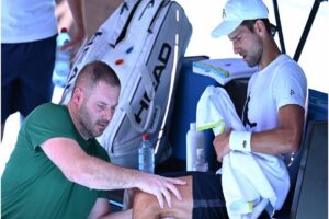 Djokovic con problemas en los isquiotibiales a 5 días del Abierto de Australia - FOTO