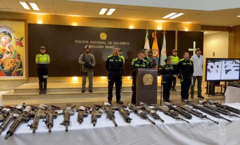Policía de Colombia recauda arsenal de armas.