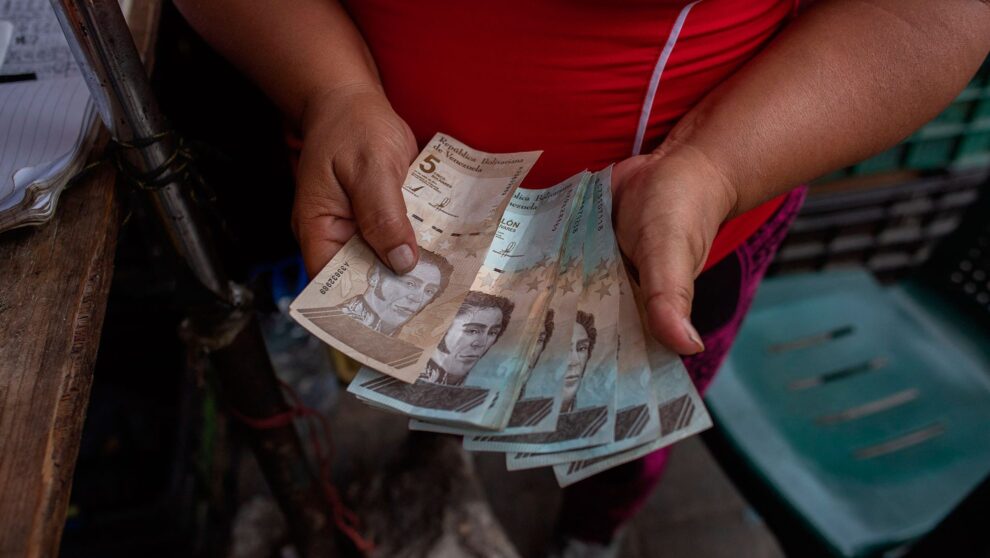 Gobierno de Maduro no explica medidas para frenar devaluación del bolívar
