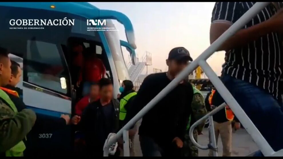 Sale vuelo de retorno voluntario a Venezuela con 140 migrantes desde México