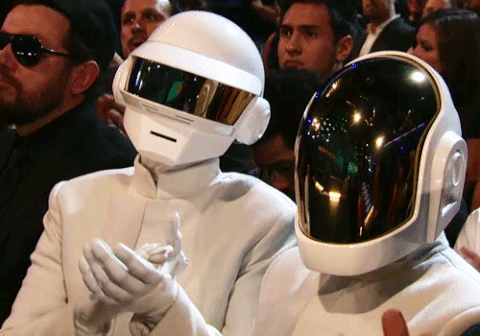 Daft Punk aplaudiendo los nuevos posibles usos de la IA.- Blog Hola Telcel