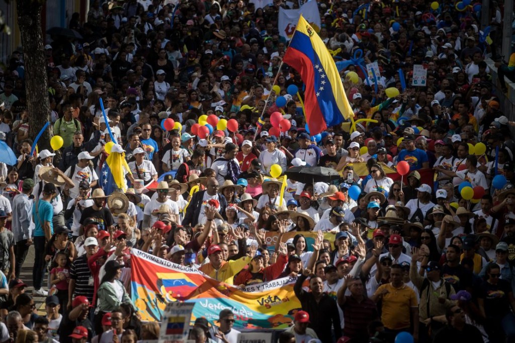 Venezolanos participan en una concentración durante el cierre de campaña para el referéndum del Esequibo el 1 de diciembre.(Crédito: Miguel Gutiérrez/EPA-EFE/Shutterstock)