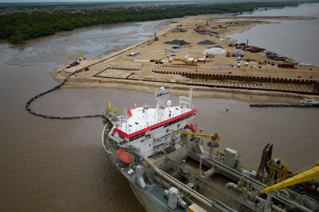 Un barco crea una isla artificial extrayendo arena de alta mar para crear un puerto costero para la producción de petróleo en alta mar en la desembocadura del río Demerara en Georgetown, Guyana, el 11 de abril de 2023. Guyana va camino de convertirse en el mayor productor de petróleo per cápita del mundo. (Crédito: Matias Delacroix/AP)