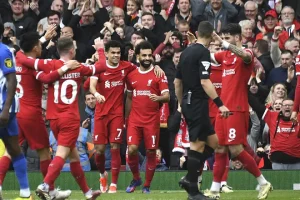 Liverpool sufre pero le gana al Brighton a la espera del City-Arsenal