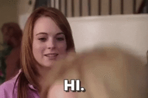 Lindsay Lohan en una escena de 'Chicas pesadas' uniéndose naturalmente a la conversación mientras dice "Hola". – Blog Hola Telcel