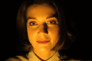 rostro de mujer iluminado por luces desde diferentes ángulos.- Blog Hola Telcel
