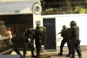 Ecuador enfrenta una gran tormenta diplomática por asalto a embajada de México
