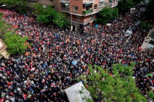 "No estás solo", multitudinaria manifestación en apoyo a Pedro Sánchez en Madrid